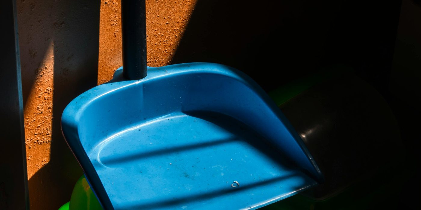 Comment nettoyer efficacement un bidon en plastique ?
