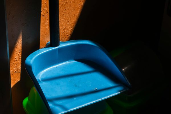 Comment nettoyer efficacement un bidon en plastique ?