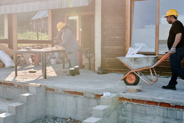 Construire une extension en maçonnerie : budget, délais, pièges
