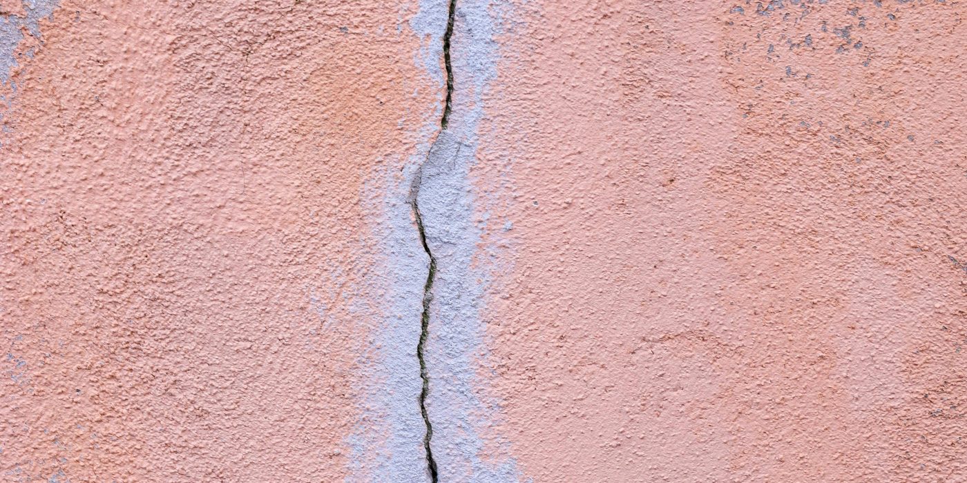 Fissures sur crépi maison : comment les réparer ?