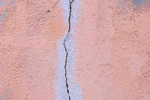 Fissures sur crépi maison : comment les réparer ?