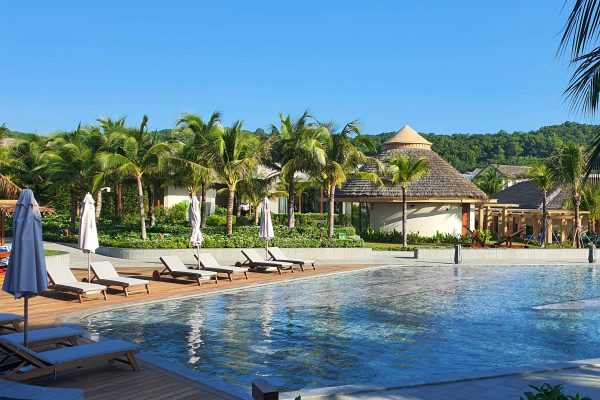 Plage immergée en piscine : avantages et inconvénients ?