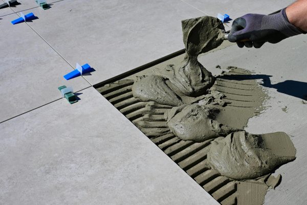 Comment rattraper un dénivelé avec colle carrelage ?