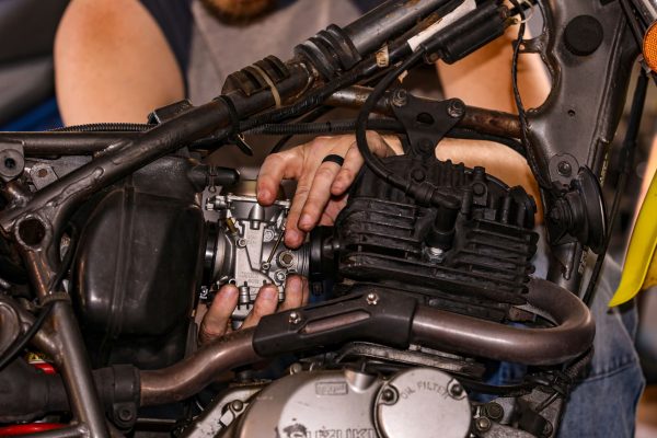 Comment régler la vis T du carburateur tronçonneuse ?