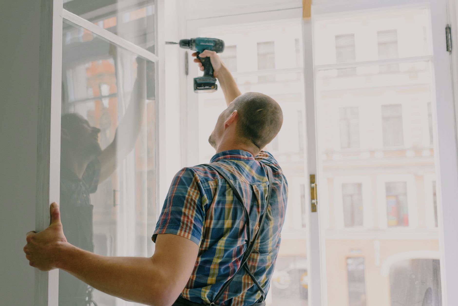 Artisan réalisant des travaux de rénovation dans une maison