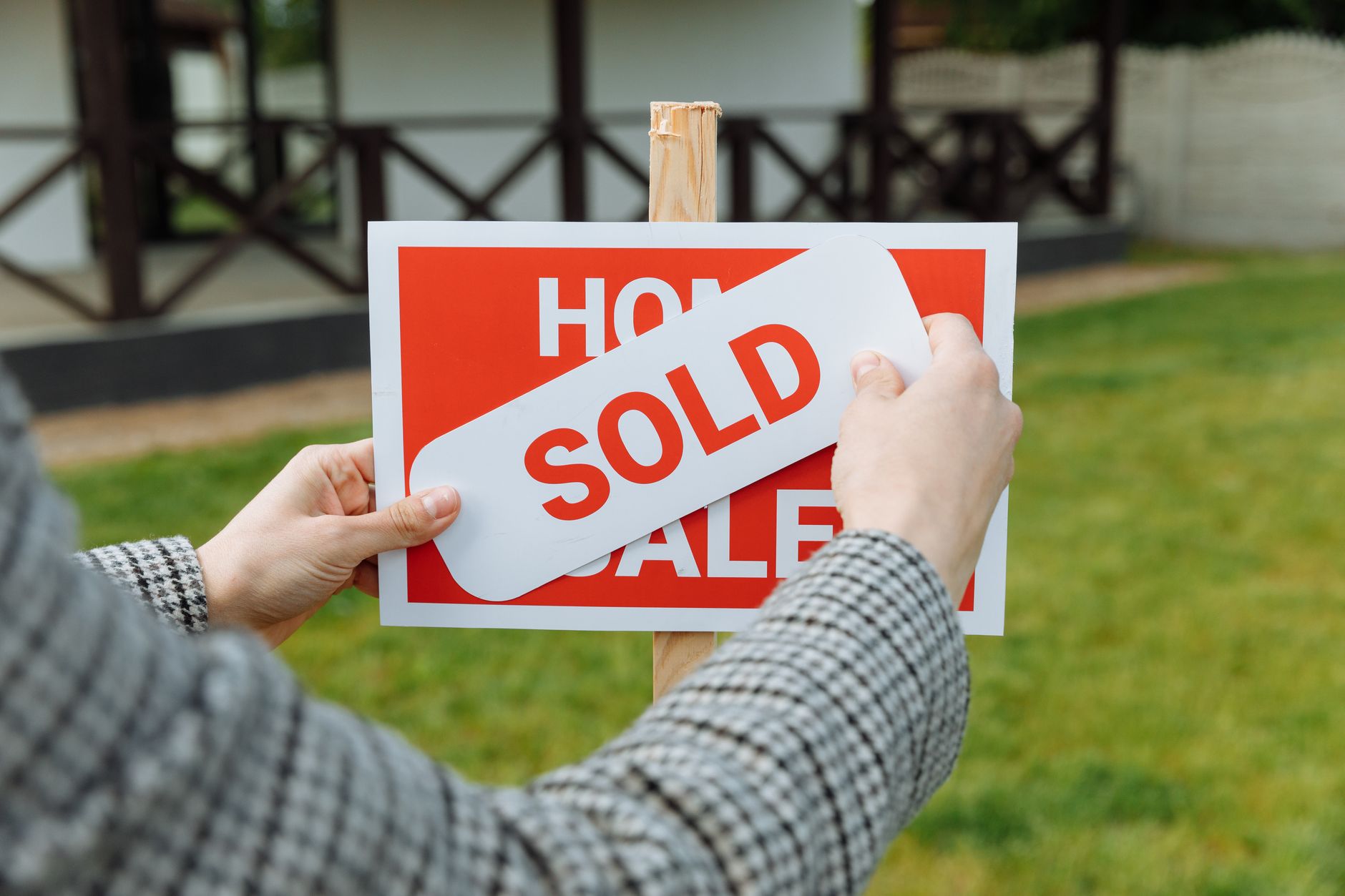Autocollant vendu apposé sur un panneau immobilier