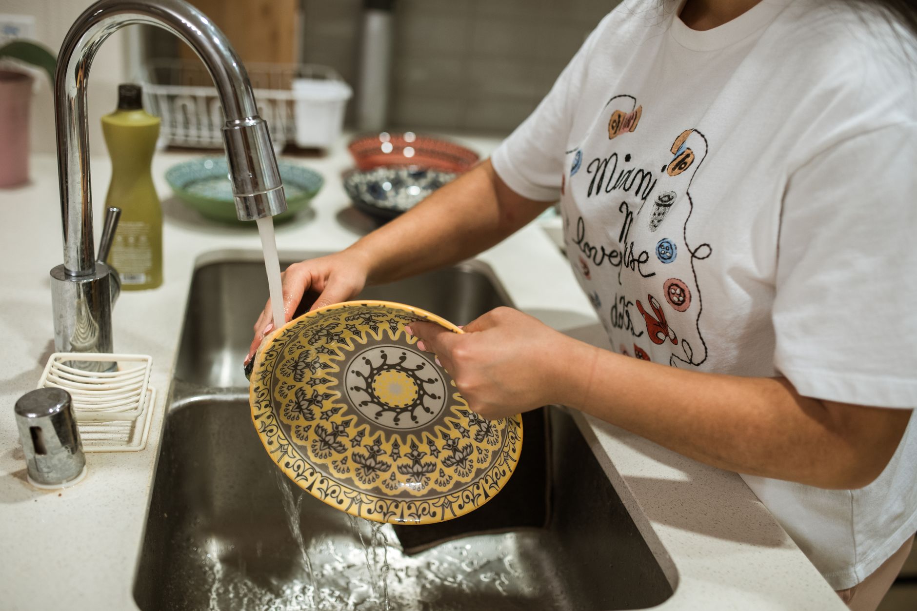 Gros plan sur un lavage de vaisselle à la main dans un évier