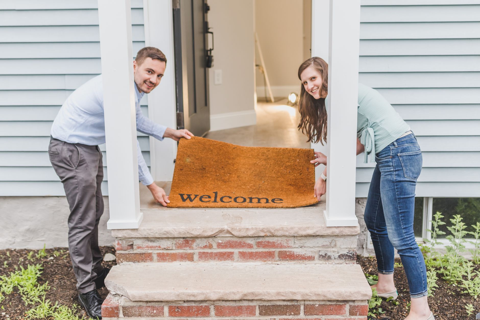 Nouveaux propriétaires devant la porte de leur maison