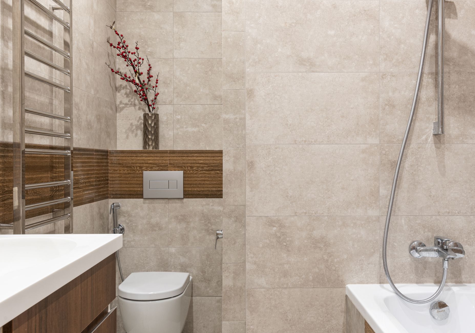 Salle de bain avec carrelage et sanitaires contemporains