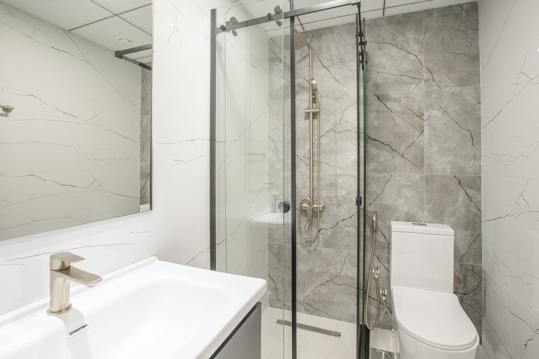 Salle de bain lumineuse avec douche et marbre