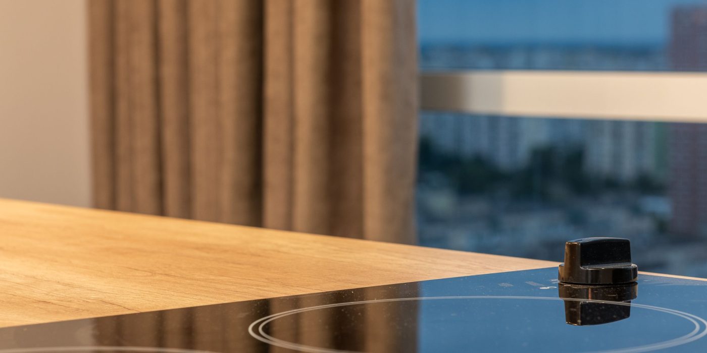 Comment enlever les traces sous verre d’une plaque induction ?