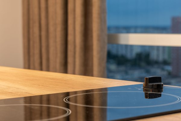 Comment enlever les traces sous verre d&rsquo;une plaque induction ?