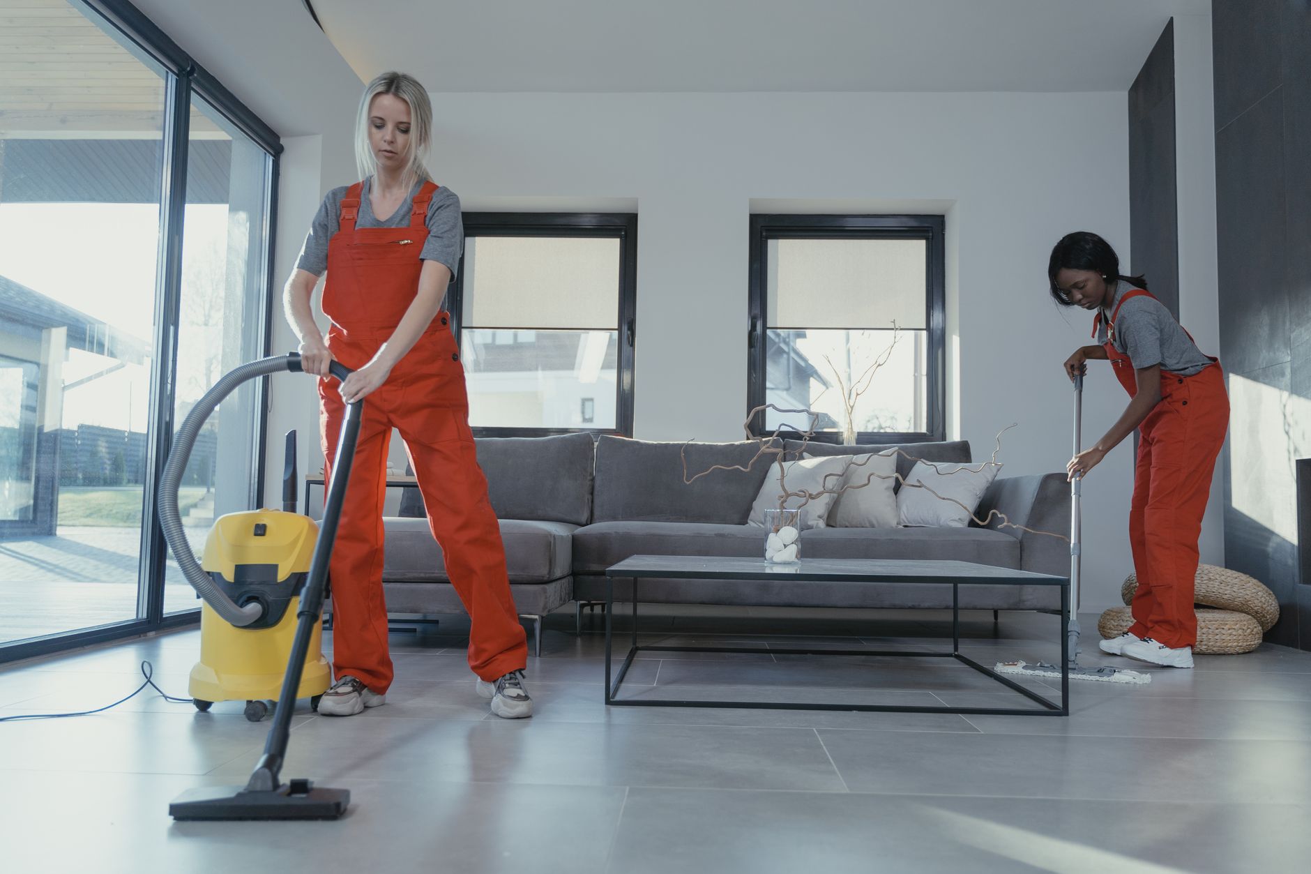Passage de l’aspirateur dans un salon moderne