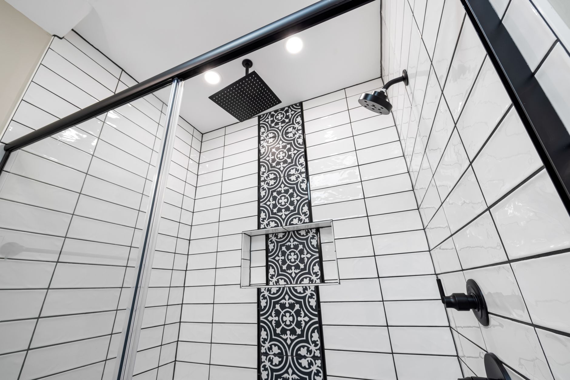 Douche carrelée avec mur à motifs