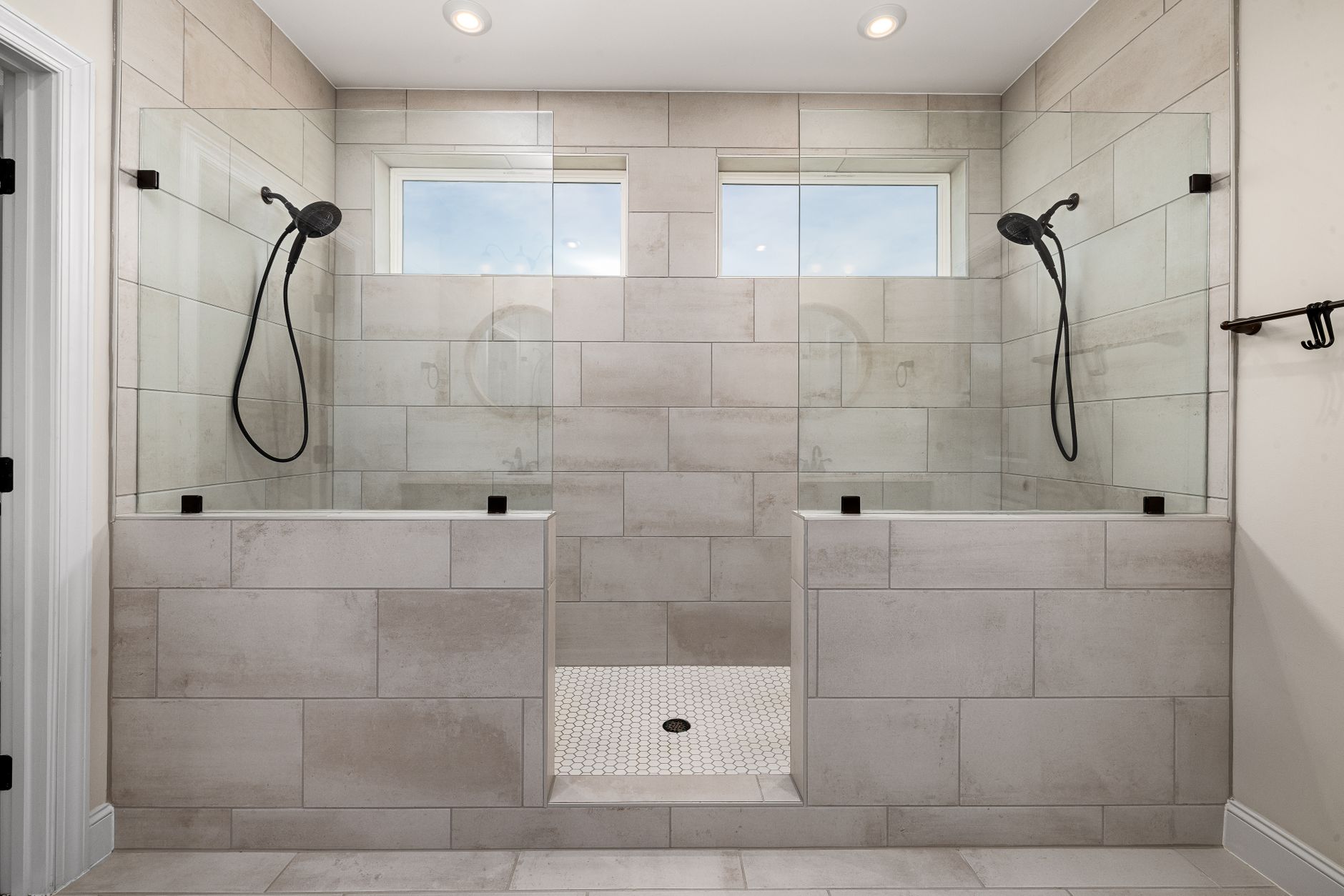 Douche moderne avec paroi vitrée