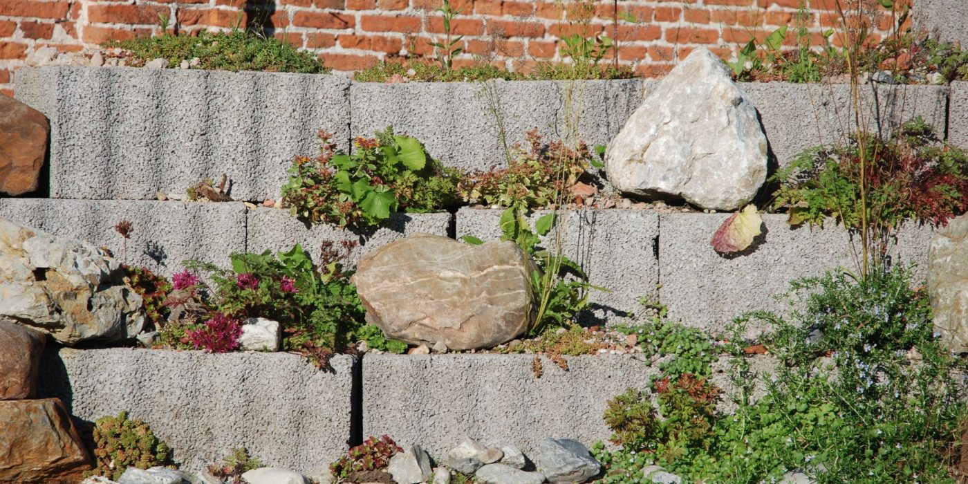 Construire un mur de clôture en parpaing dans les règles