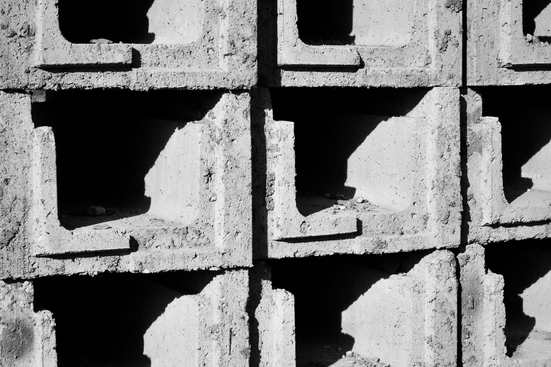 Parpaings empilés en noir et blanc