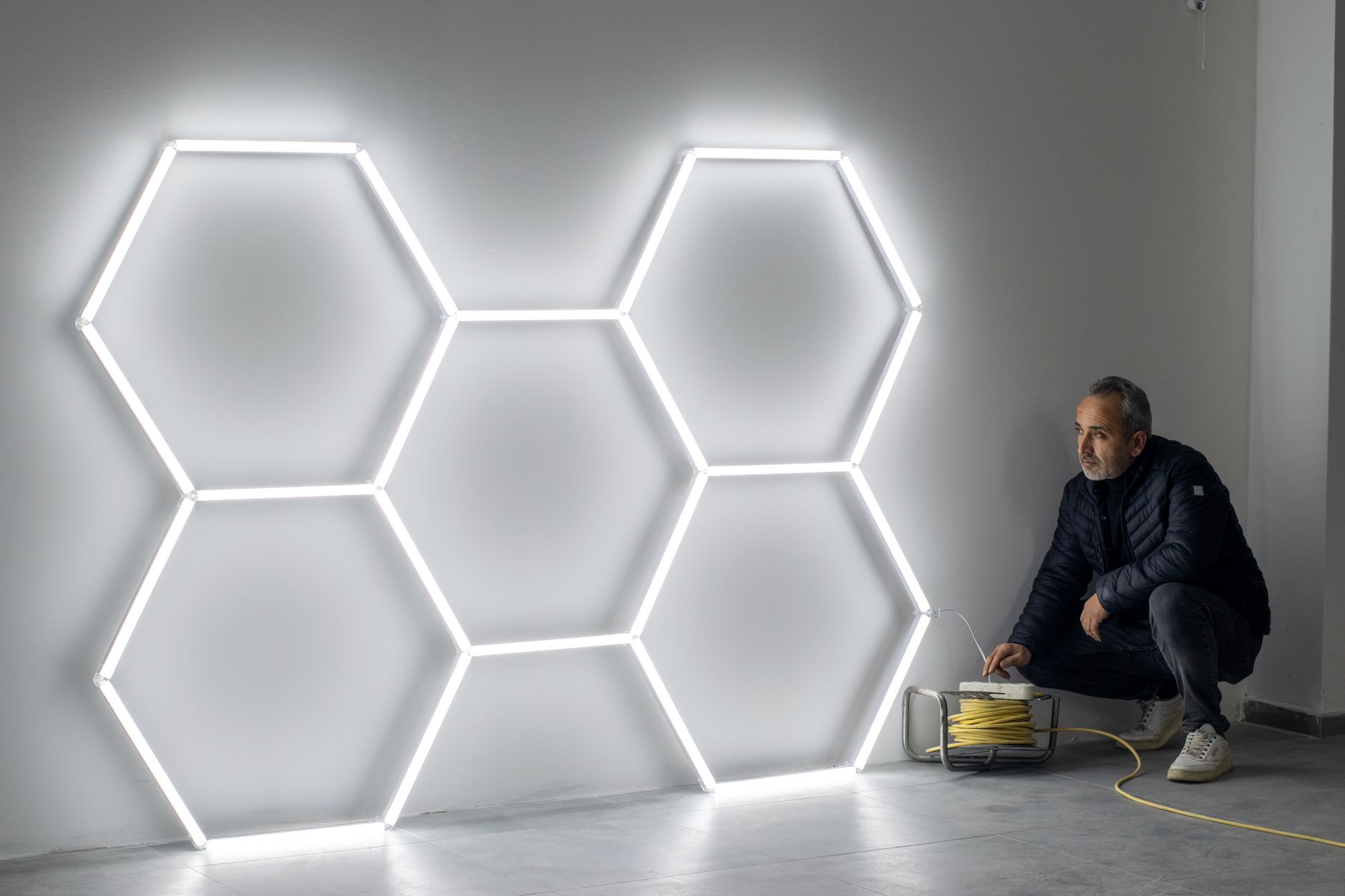 Pose d'un point lumineux LED sur un mur