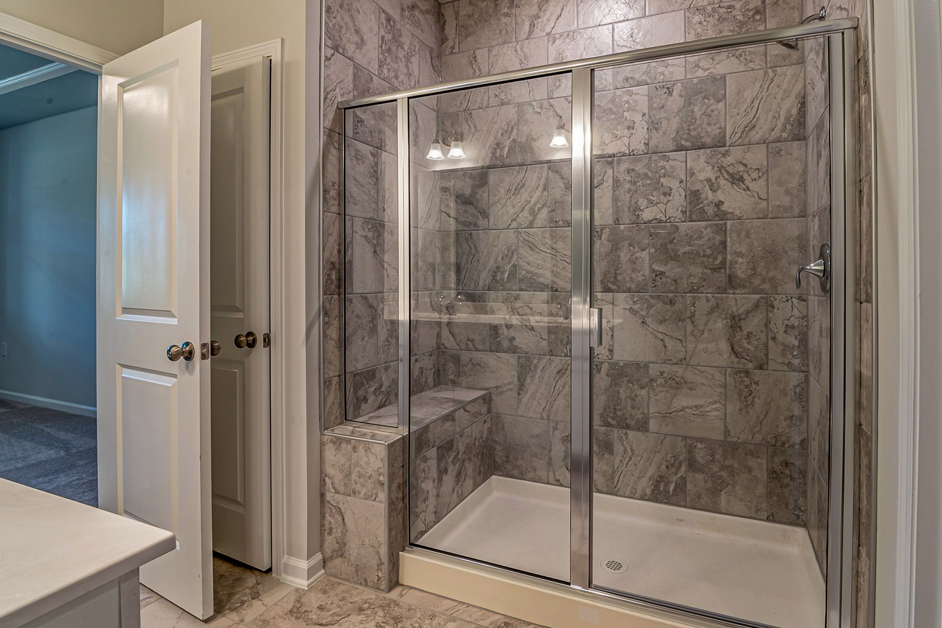 Salle de bain avec douche en marbre