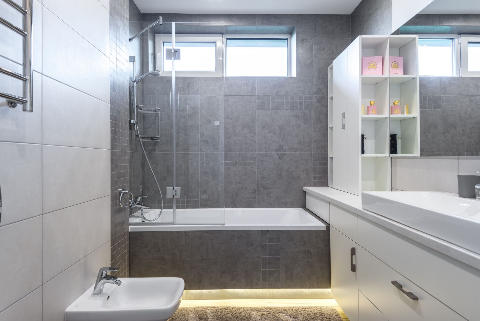 Baignoire et carrelage gris dans une salle de bain