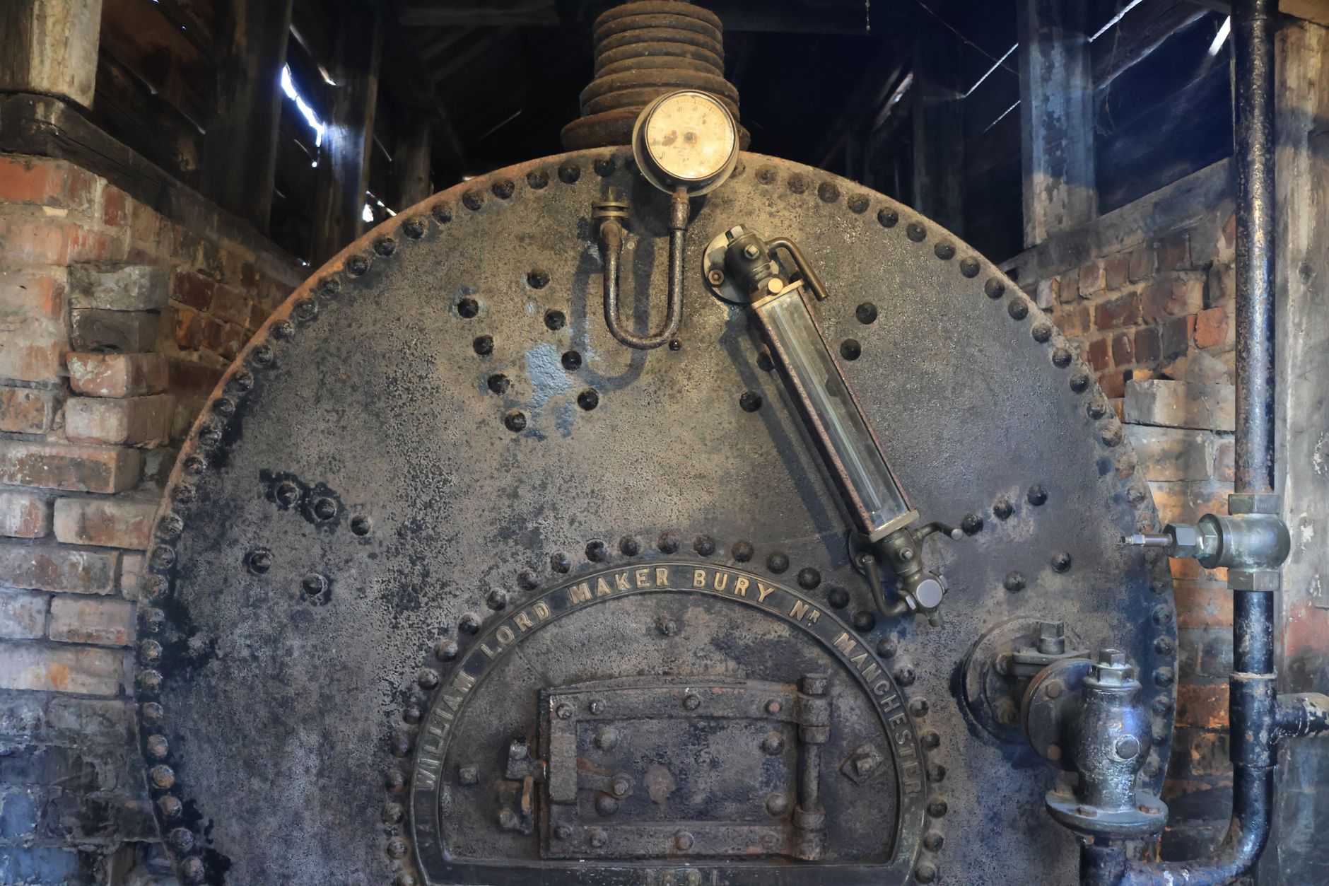 Chaudière industrielle ancienne en briques