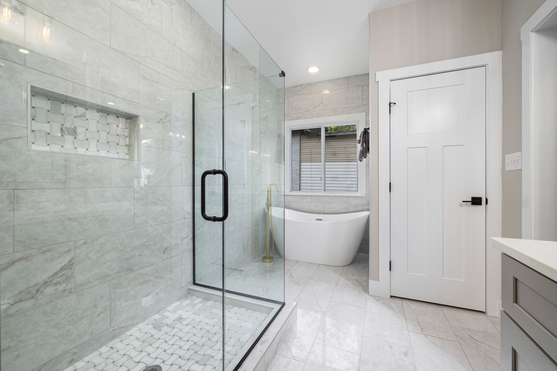 Douche en verre et baignoire îlot lumineuses