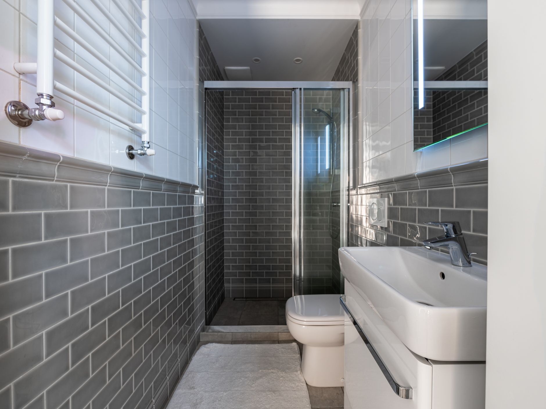 Petite salle de bain avec faïence métro grise